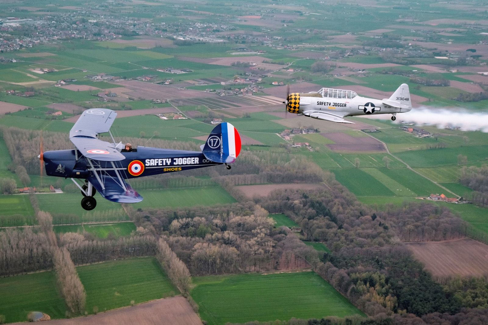 Aircraft on the ground belgianairforcedays.be